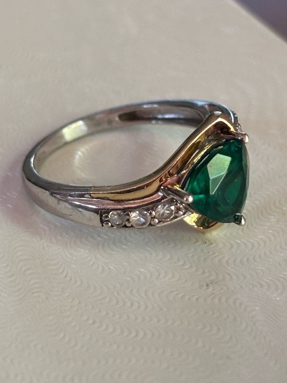 925 Silver & 10K Gold Two Tone Simulated Emerald Diamond Ring Sz 7 - Picture 3 of 10